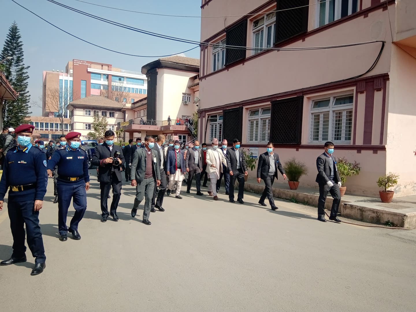 अवहेलना मुद्दा : प्रधानमन्त्री ओली लिखित जवाफसहित सर्वोच्चमा उपस्थित 